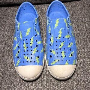 Native Shoes Kids Jefferson Sugarlite Print sneakers in Resting Blue Sz C13